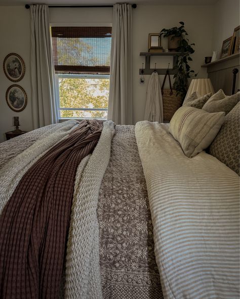 Brown Cozy Bedroom Ideas, Brown Bedroom Ideas Cozy, Layered Bedding Ideas, Vintage Modern Bedroom, Layered Bed, Cozy Cottage Bedroom, Fall Bedroom Ideas, Fall Bedroom, Linen Duvet Cover