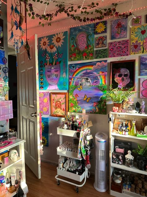 Creative Room Aesthetic, Artistic Room Ideas Bedroom, Bedroom Ideas Artsy Aesthetic, Small Artist Bedroom, Colorful Indie Room, Small Room Ideas Maximalist, Room Inspo Eclectic, Artists Room Aesthetic, College Dorm Room Ideas Maximalist