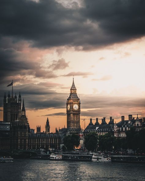 Big Ben in London photo – Free Architecture Image on Unsplash London Wallpaper, London Bucket List, Big Ben Clock, Aesthetic London, World Of Wanderlust, Wallpaper Cantik, London Attractions, London Aesthetic, Big Ben London