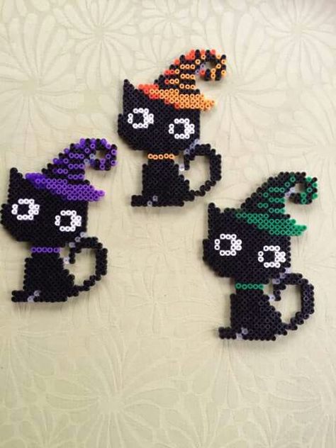 Black cats Perler Halloween, Halloweenpyssel Barn, Hama Beads Halloween, Beads Halloween, Melt Beads Patterns, Hamma Beads Ideas, Easy Perler Bead Patterns, Melty Bead Patterns, Pearl Beads Pattern