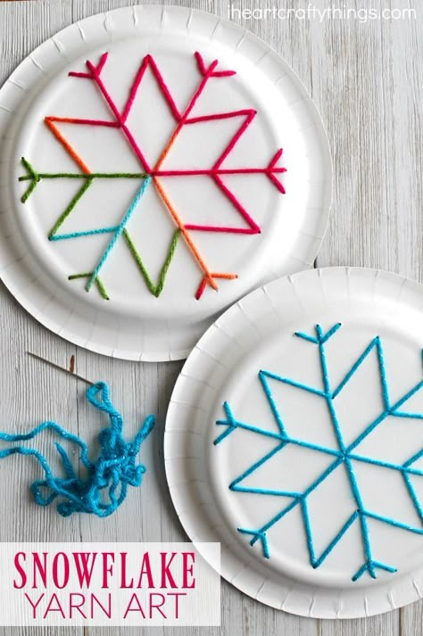 This paper plate snowflake yarn art is a perfect activity for the winter months and is great for beginning sewing and fine motor skills. Christmas Decoration For Kids, Kunst For Barn, Juleverksted For Barn, Winter Diy Crafts, Paper Plate Crafts For Kids, Christmas Paper Plates, Winter Activities For Kids, Winter Crafts For Kids, Paper Plate Crafts