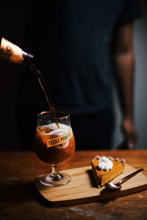 Beer Shot, Beer Photography, Beer Photos, Thanksgiving Dinner Menu, Pub Food, Brown Table, Beer Recipes, Beer Brewing, Foto Inspiration