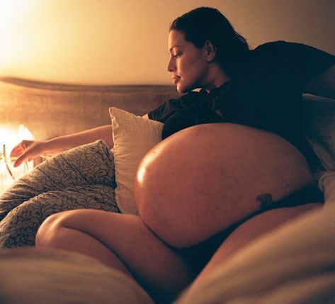 Pregnant Belly Huge, Twin Pregnancy Belly, 40 Weeks Pregnant, Big Pregnant, Pregnancy Goals, Beautiful Pregnancy, Expecting Twins, Second Pregnancy, Twin Pregnancy