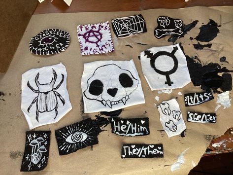 Diy Punk Shirt Ideas, Patch For Jacket, Patch Pants Punk Ideas, Patch On Clothes, Patches For Pants, Where To Put Patches, Patch Inspo Punk, Hand Made Patches, Backpack Patches Ideas