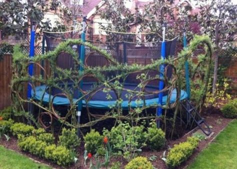 Trampoline Used as a Garden Feature Under Trampoline Ideas, Garden Trampoline, Moderne Pools, Backyard Trampoline, Play Garden, Backyard Playground, Family Garden, Have Inspiration, Trampolines