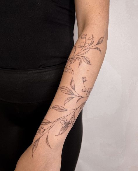 Talia Mar Tattoo, Simple Sleeve Tattoo Women, Arm Wrap Tattoo, Wrap Around Wrist Tattoos, Floral Arm Tattoo, Underarm Tattoo, Forearm Tattoo Ideas, Around Arm Tattoo, Wrap Around Tattoo