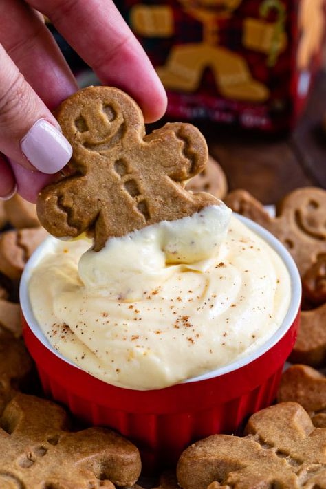 Dip gingerbread men in easy 3-ingredient eggnog pudding dip for the perfect Christmas dessert! Eggnog Dip, Chunky Dunks, Pudding Dip, Christmas Dips, Eggnog Pudding, Cookie Dipper, Eggnog Dessert, Dips Appetizers, Eggnog Recipes