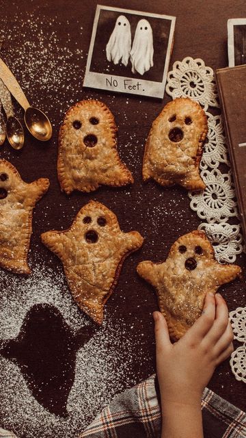 Food Ideas For Party, Halloween Apps, Boo Berry, Pillsbury Pie Crust, Dessert Halloween, Postres Halloween, Store Bought Pie Crust, Spooky Food, Fun Halloween Food