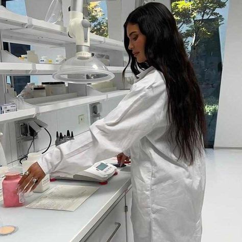 Kylie Jenner Face, Cosmetics Model, Cosmetics Laboratory, Science Girl, Medical Laboratory Science, Chemistry Labs, Laboratory Science, The Kardashians, Social Media Marketing Agency