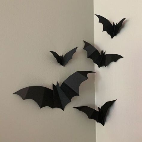 Indoor Halloween Decor Ideas, Veselý Halloween, October Decor, Halloween Home Decor Ideas, Bat Template, Indoor Halloween Decor, October Decorations, Topiary Diy, Cheap Halloween Decorations