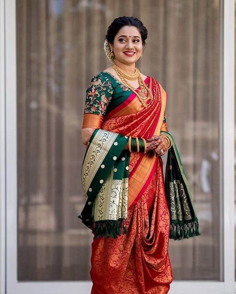 Top Maharashtrian Bridal Looks Worth Taking Inspirations From! #shaadiwish #maharashtrianbride #marathibride #bridallook #bridalsaree #nauvarisaree #sareeideas #bridaljewellery #bridalnecklace #bridalportrait #bridalmakeup भारतीय दुल्हन संबंधी, Pose Pengantin, Maharashtrian Saree, Marathi Bride, Marathi Wedding, Pengantin India, Nauvari Saree, Sari Design, Indian Bridal Sarees