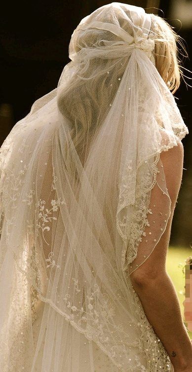 Kate Moss Wedding Dress, Romantic Wedding Veil, Kate Moss Wedding, Diy Wedding Veil, Wedding Veils Short, Wedding Veil Vintage, Cap Veil, Long Veil Wedding, Outdoor Wedding Dress