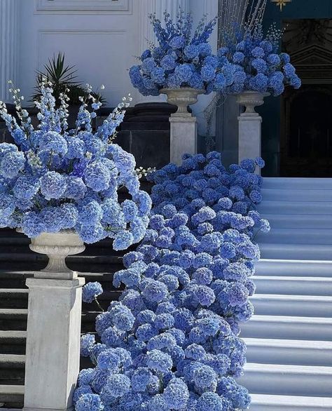 Hortensia Wedding Decoration, Hortensia Wedding, Blue Hydrangea Wedding, Reception Stage Decor, Blue Hydrangea Flowers, Money Flowers, Quinceanera Dresses Blue, Large Flower Arrangements, Dream Wedding Decorations