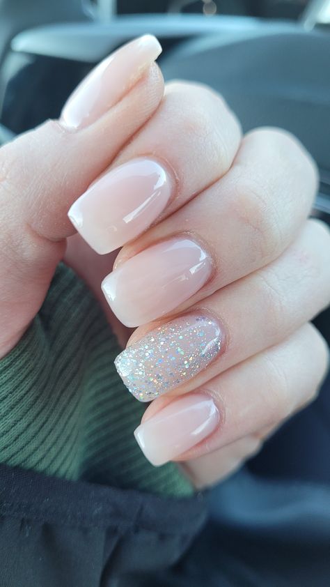 Simple Prom Nails, One Glitter Nails, Pelo Color Borgoña, Pink Sparkly Nails, Nude Nails With Glitter, Light Pink Acrylic Nails, Glitter Gel Nail Designs, Orange Prints, Pinky Beige