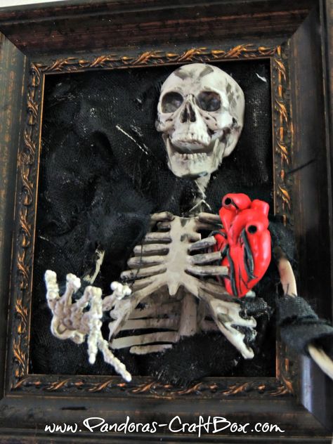 Halloween Skeleton Frame - DIY Inspired Halloween Frames Diy, Skeleton Tutorial, Skeleton Painting, Halloween Picture Frames, Cheap Halloween Diy, 3d Skeleton, Come Out And Play, Making Picture Frames, Halloween Frames