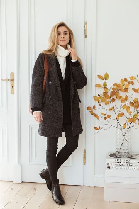 Kasia Tusk, Rain Boot Outfit, Outfits For Spain, Winter Boots Outfits, Daily Moments, Look Of The Day, Make Life Easier, Balenciaga Bag, Winter Fits