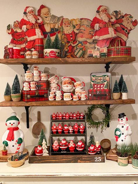 Christmas Decor Ideas Santa Theme, Kitsch Christmas Mantle, Vintage Santa Tablescape, Vintage Santa Tree, Vintage Santa Decorations, Santa Christmas Decor Ideas, Antique Collections Display, Vintage Santa Collection, Vintage Christmas Vignettes Display