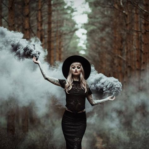 Pumpkin Queen Photoshoot, Pagan Marriage, Generational Photoshoot, Coven Photoshoot, Witchy Photography, Witchy Shoot, Halloween Shot Ideas, Rip 20s, Moody Photoshoot