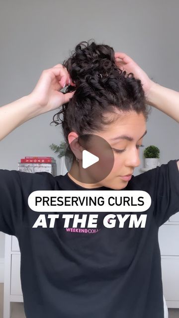 Long Curly Hair To Short, Short Curly Hair Gym Hairstyles, Curly Hairstyle For Gym, Curly Gym Hair, Curly Hair Athletic Hairstyles, Curly Workout Hairstyles, Messy Bun Curly Hair Natural Curls, Gym Curly Hairstyles, Curly Hair Workout Hairstyles