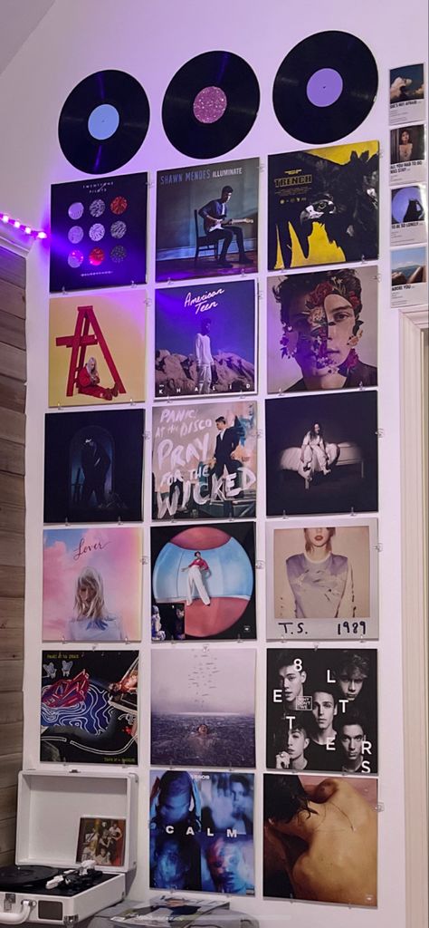 Records Room Ideas, Vinyl Inspired Bedroom, Vinyl Record Room Decor Aesthetic, Record Bedroom Aesthetic, Room Ideas With Records On Wall, Bedroom Ideas Records, Bedroom Decor Records, Record Ideas Decor, Records And Posters On Wall