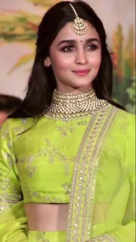 Maang Tika Hairstyle, Tika Hairstyles, Sabyasachi Lehenga Bridal, Pakistani Bridal Hairstyles, Tikka Designs, Sabyasachi Bridal, Maang Tika, Side Part Hairstyles, Lehnga Dress