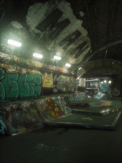 Abandoned Skate Park Aesthetic, Skater Emo Aesthetic, Nyc Skater Aesthetic, Skater Aethstetic, 90 Skater Aesthetic, Skate Punk Aesthetic, London Grunge Aesthetic, Skating Aesthetic Night, Skate Park Night