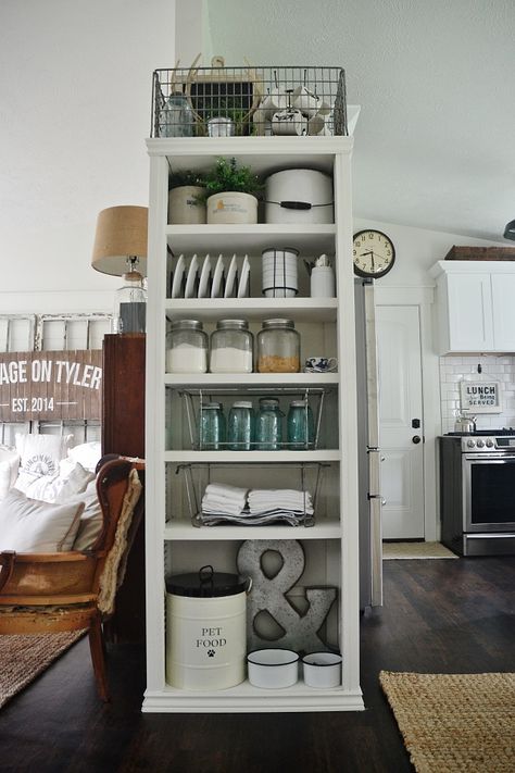 DIY BOOKSHELF- Made from all closet doors!!!! See how to make this piece for practically free!! Kitchen Bookshelf Ideas, Kitchen Rack Design, Kitchen Bookcase, Farmhouse Bookshelf, Kitchen Bookshelf, Paulina Arcklin, Diy Shelving, Diy Kitchen Shelves, Diy Bookshelf