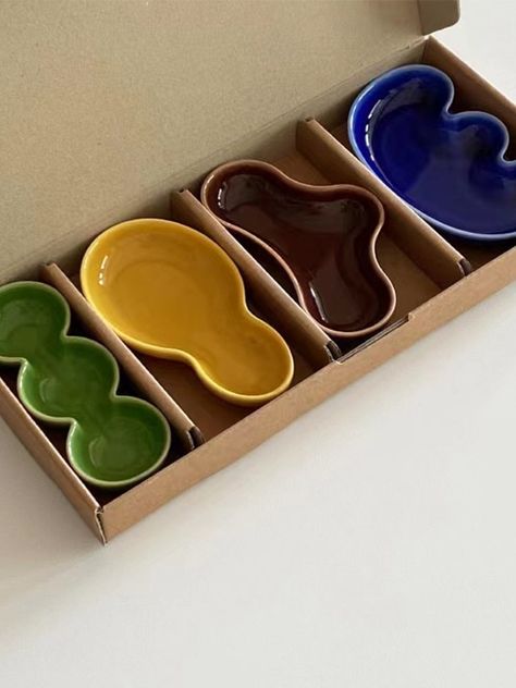 These organic and playful ceramic dishes add a whimsical touch to any table. Use for snacks, appetizers or dipping sauces, or just display them! Sold in a set of 4 Dimensions: approx. 4.75" long (12cm) Japanese Hot Pot, Tanah Liat, Pottery Handbuilding, Pottery Crafts, Ceramics Pottery Art, Ceramics Ideas Pottery, Dish Sets, Ceramic Dishes, Clay Ceramics