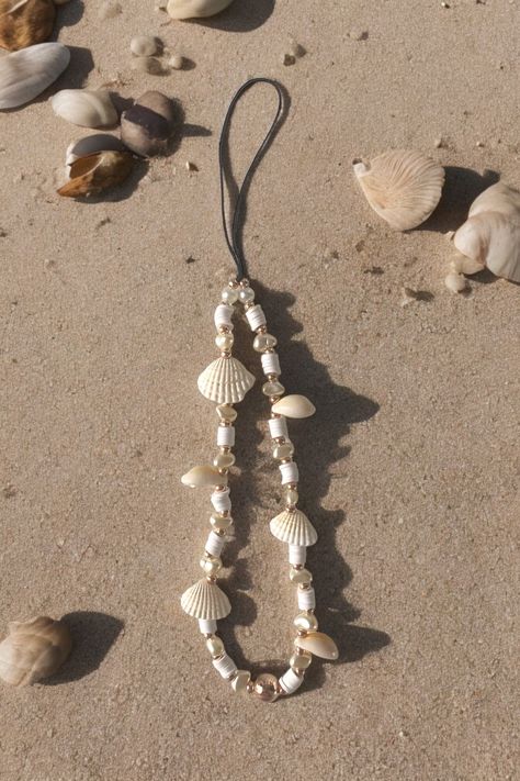 Trendy summer phone charm. includes Rose Gold beads.. real shells & pretty water pearls. Absolutely perfect for your summer holiday. Please contact me for any personalised requests 🏖️ Beach Phone Charms, Shell Phone Charm, Summer Phone Charm, Beach Jewelry Aesthetic, Phone Charms Diy, Aesthetic Phone Charms, Seashell Jewellery, Phone Charms Aesthetic, Pearl Necklace Aesthetic