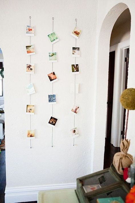 decorating with polaroids Polaroid Display, Tapeta Harry Potter, Polaroid Wall, طابع بريدي, Photo Deco, Square Cards, Decor Minimalist, Decor Rustic, Hanging Art