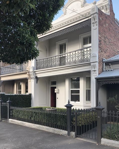 Narrow House Facade, Victorian Terrace House Front Garden, Terrace House Exterior, 3 Storey House Design, Stone Exterior Houses, Home Styles Exterior, Victorian Terrace House, Narrow Lot House Plans, Albert Park