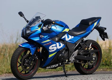 Suzuki GSX-250R Review. A2 license in hand, you can access a few sports on the market of the new bike. The new Suzuki GSX-250R is one of them. Yes, a GSX-250R, not a GSX-R 250. To understand, read on! She is brilliantly illusion! Without a doubt, the new Suzuki GSX-250R is a very pretty bike. It may look small, but it is very rewarding with its harmonious volumes that play in her favor. Suzuki Gsx250r, Suzuki Bike, Fierce Eyes, Suzuki Bikes, Suzuki Gsxr 1000, Tokyo Motor Show, Crotch Rocket, Pretty Bike, Sport Bike