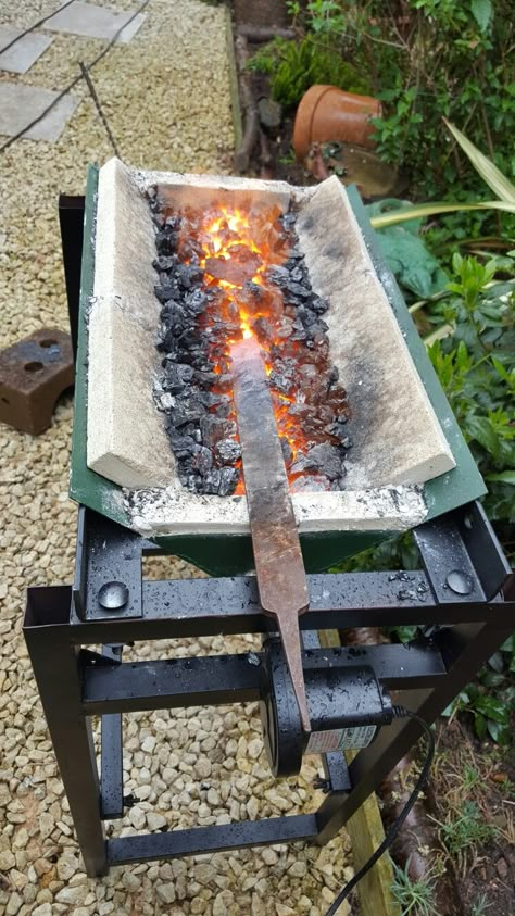 Homemade Forge, Diy Forge, Vasos Vintage, Forging Tools, Woodworking Design, Minimal House, Blacksmith Forge, Blacksmith Projects, Metal Working Tools