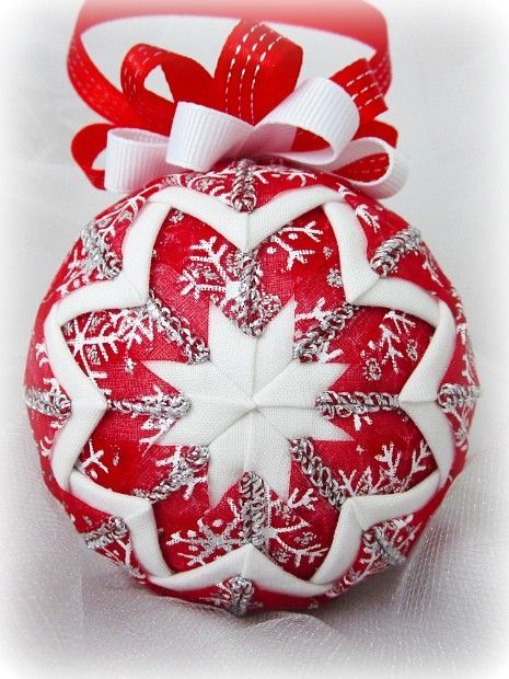 quilted christmas tree ornaments on styrofoam balls - Google Search Quilted Fabric Ornaments, Sewn Christmas Ornaments, Folded Fabric Ornaments, Quilted Ornaments, Quilted Christmas Ornaments, Christmas Ornament Pattern, Fabric Ornaments, Ornament Kit, Christmas Ornaments Homemade