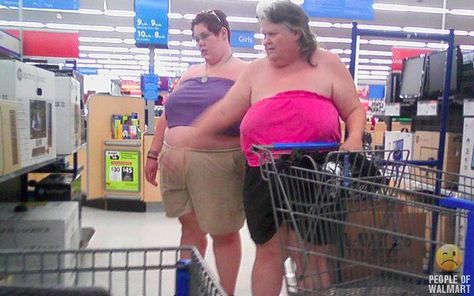 Ladies, just because it's a tube top doesn't mean bras are optional. Walmart Lustig, Walmart Funny, Funny People Pictures, Walmart Photos, Hey Arnold, Walmart Fashion, Tina Turner, Nerd Girl, Will Turner