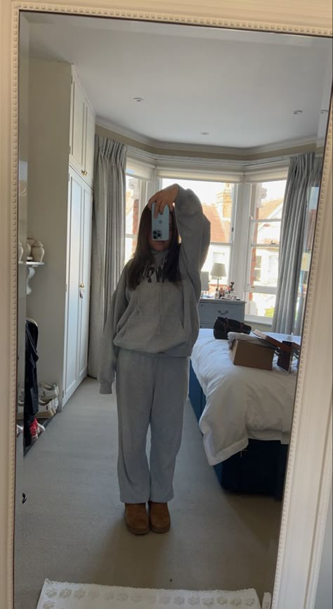 Ugg Slippers Outfit Sweatpants, Gray Sweatpants And Uggs Outfit, Ugg And Sweatpants Outfit, Comfy Outfits To Wear On Your Period, Comfy Lazy Outfits Aesthetic, Uggs With Pants, Sweatpants Uggs Outfits, Super Comfy Outfits, Lazy Winter Fits