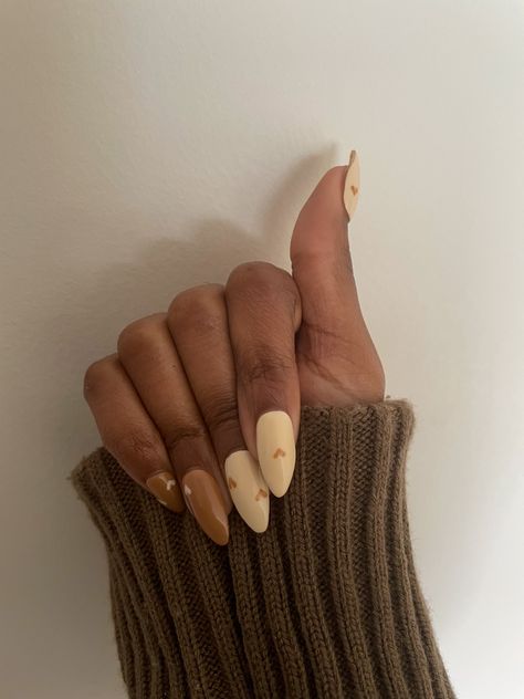 Fall Heart Nails, Brown Squiggle Nails, Brown And White Almond Nails, Brown Hands Nails, Fall Nail Inspo 2024 Almond, Almond Nails Beige, Light Brown Almond Nails, Brown Valentines Nails, Cream And Brown Nails