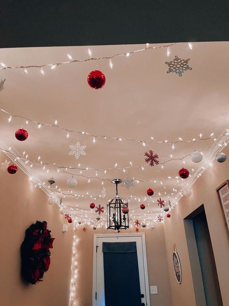 Cheap Apartment Christmas Decor, College Dorm Room Christmas Decorations, Christmas Light Decor Ideas Outdoor, Hallway Ceiling Christmas Decorations, Christmas Decoration For School, Decorate For Christmas On A Budget, Small Porch Christmas Decor Ideas, Christmas Lights Ceiling, Christmas Tree Ideas 2024 Trends