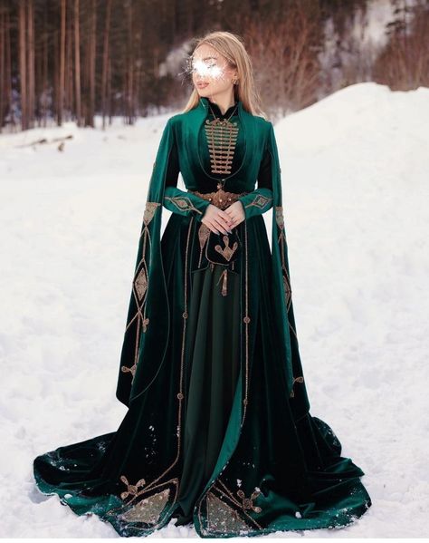 Medieval Royal Dress, Queen Outfits Royal Medieval, Fantasy Queen Dress, Queen Dress Royal, Queen Outfits Royal, Moda Medieval, Winter Gowns, Dress Medieval, Dress Queen