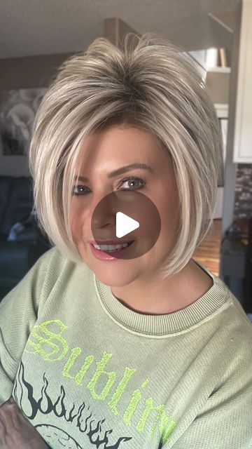 Medium Stacked Haircuts, Long Silver Hair, Short Layered Bob Haircuts, Stacked Haircuts, Blonde Bob Haircut, Bob Hair Color, Chic Short Hair, Bob Cut Wigs, Layered Haircuts For Medium Hair