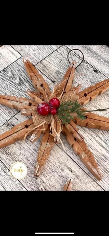 Activity Director Ideas, Clothespin Snowflake, Diy Snowflake Decorations, Snowflake Ornaments Diy, Christmas Clothespin, Clothes Pin Ornaments, Clothespin Crafts Christmas, Clothespin Diy Crafts, Wooden Clothespin Crafts