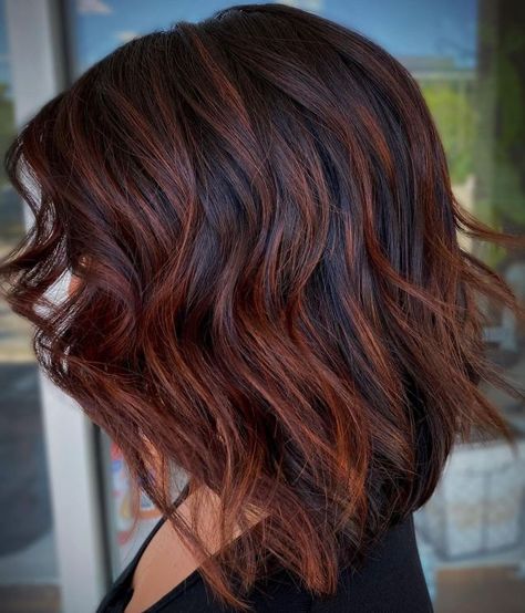 Red Highlights In Brown Hair, Brown Auburn Hair, Auburn Balayage, Auburn Highlights, Kadeřnické Trendy, Dark Red Hair, Dark Hair With Highlights, Fall Hair Color For Brunettes, Hair Color Auburn