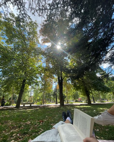 retiro park. chilling in the park Relaxing Life Aesthetic, Reading Park Aesthetic, Reading At Park, Chill Life Aesthetic, Park Reading Aesthetic, Summer Park Aesthetic, Summer Mood Aesthetic, Chill Out Aesthetic, Chill Vibes Aesthetic