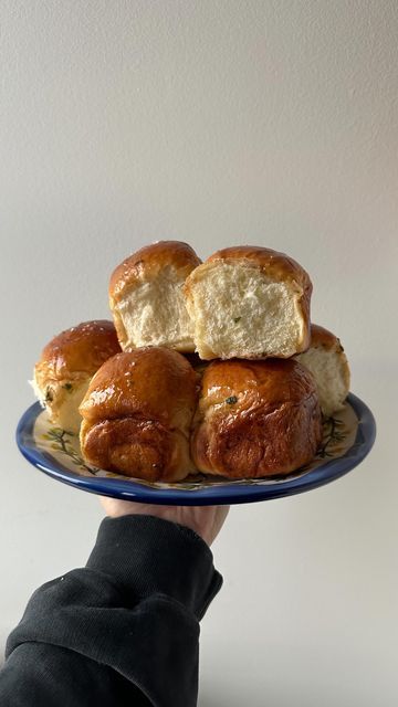 katie on Instagram: "everything but the turkey day 2: honey & sage butter milk buns aka gravy vessels ☁️🧈🍞 the recipe is “japanese milk bread rolls” from @kirbiecravings blog! she has a great step by step guide for how to make these. I finished them with a lil honey butter after they baked because that felt correct. to make: in a small saucepan, saute 3 sage leaves in 2 tbsp of butter, until crisp. remove the sage leaves and set aside. once cooled, mince and add back to the butter along with 1 tbsp of honey. remove from heat and brush over buns fresh out of the oven. top with flaky salt. #milkbread #thanksgivingrecipe #thanksgivingdinner #friendsgivingideas" Honey Sage Milk Buns, Thanksgiving Buns, Milk Bread Rolls, Milk Buns, Japanese Milk Bread, Milk Bun, Oven Top, Sage Butter, Milk Bread