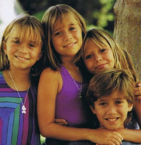 Mary-Kate,Ashley,Lizzie and Trent Olsen Ashley Mary Kate Olsen, Michelle Tanner, Twin Pictures, Olsen Sister, Kate Olsen, Mary Kate Ashley, Olsen Twins, Scarlett Witch, Mary Kate Olsen