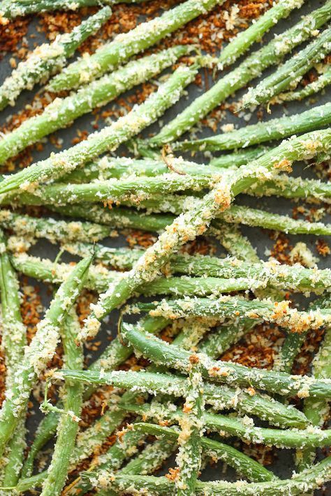 Baked Green Bean Fries - Healthy, nutritious fries that you can eat guilt-free. And they're baked to absolute crisp-perfection! Green Bean Fries, Baked Green Beans, Easy Vegetable Side Dishes, Fried Green Beans, God Mat, Green Bean, Vegetable Sides, Veggie Sides, Veggie Dishes