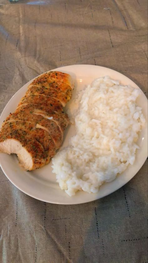 A generous portion of white rice plated with seasoned chicken breast. White Rice Seasoning Ideas, Chicken And Rice Aesthetic, White Rice And Chicken, Chicken And White Rice, Chicken N Rice, Chicken Breast And Rice, Seasoned Chicken Breast, Healthy Grilled Chicken Recipes, Job Aesthetic