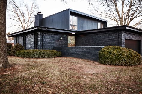 Modern Architecture House Exterior, Architecture House Exterior, Midcentury Modern House Exterior, Mid Century Modern House Exterior, Modern Brick House, Mid Century Exterior, Painted Brick House, 1970s Home, Mcm House