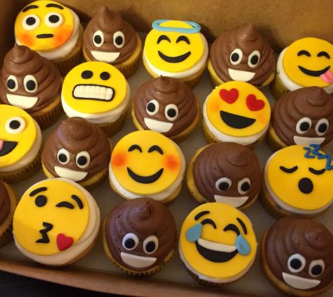 Emoji cupcakes #decoratedcupcakes #emoji #fondanttoppers #emojicupcakes Emoji Cakes, Emoji Cupcake, Emoji Birthday Cake, Emoji Cupcakes, Emoji Cake, Emoji Birthday Party, Cupcake Birthday Party, Yoghurt Cake, Emoji Party