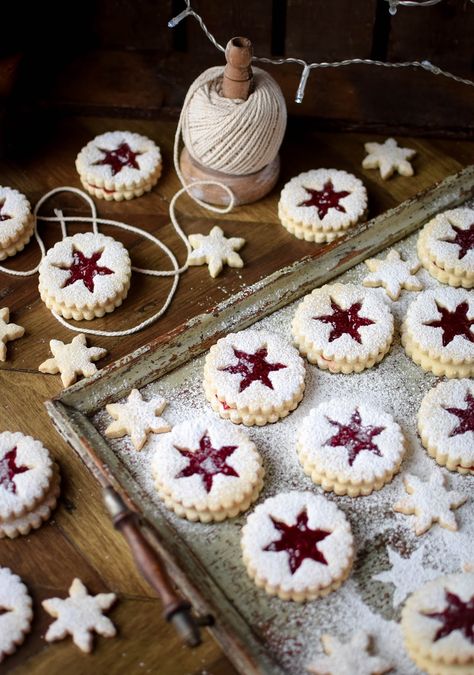 Strawberry Jam Linser Cookies Cakesicles Christmas, Christmas Cakesicles, Jul Kaka, Linzer Cookies Recipe, Christmas Cookie Box, Best Christmas Cookie Recipe, Easy Christmas Cookie Recipes, Tree Inspiration, Linzer Cookies